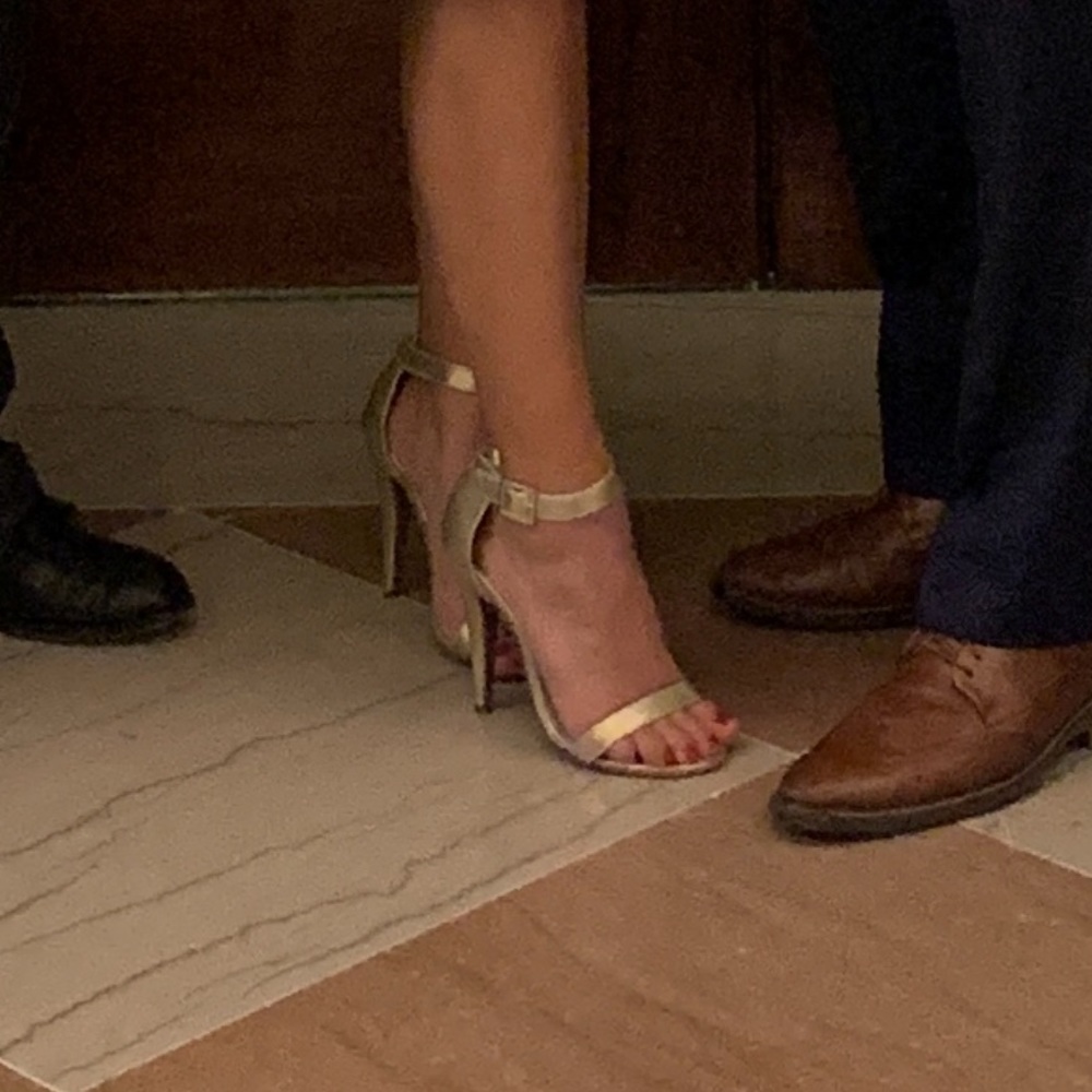 Strap sandal heel